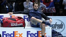 Roger Federer eká na slavnostní ceremoniál po prohe ve finále Turnaje mistr.