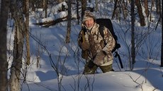 Na sibiřského tygra čekal Petr Slavík zabalený v sobí kůži, zahrabaný ve sněhu... Na sibiřského tygra čekal Petr Slavík zabalený v sobí kůži, zahrabaný ve sněhu...