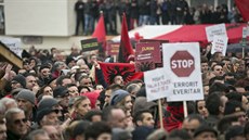 Desetitisíce lidí se zúastnily demonstrace v Pritin proti smlouvám Kosova se...