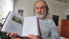 Náměstek primátora Jiří Klsák s oceněnou karlovarskou kronikou za rok 2014. Náměstek primátora Jiří Klsák s oceněnou karlovarskou kronikou za rok 2014.