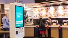 Samoobsluný kiosek v McDonalds je v podstat velký a snadno ovladatelný tablet.