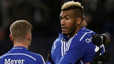 Maxim Choupo-Moting slaví se spoluhrái Maxem Meyerem (zády) a Dennisem Aogem...