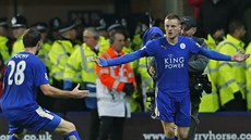 JÁ, REKORDMAN. Jamie Vardy slaví s Christianem Fuchsem, který útoníkovi...