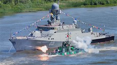 Raketová korveta Bujan-M a dělový člun Ak-223 Raketová korveta Bujan-M a dělový člun Ak-223