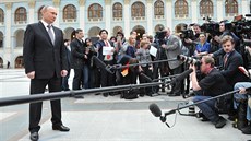Kreml zakázal novinářům nosit na setkání s Putinem elektroniku. Kreml zakázal novinářům nosit na setkání s Putinem elektroniku.
