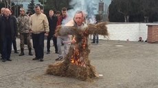Na Krymu Rusové pálili slaměného panáka s fotkou... Na Krymu Rusové pálili slaměného panáka s fotkou...