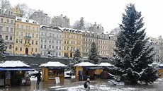 Před karlovarským hotelem Thermal už stojí vánoční jedle Před karlovarským hotelem Thermal už stojí vánoční jedle