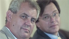 Libor Rouček v roli mluvčího vlády Miloše Zemana na snímku z roku 2001 Libor Rouček v roli mluvčího vlády Miloše Zemana na snímku z roku 2001