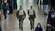 Belgití vojáci na letiti Zaventem poblí Bruselu (22. listopadu 2015).