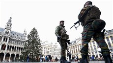 Vánoní strom a vojáci na Grand Place v Bruselu (22. listopadu 2015).
