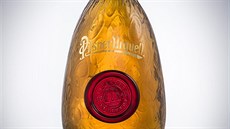 Letoní design aukní lahve Pilsner Urquell, která v dobroinné aukci ped...