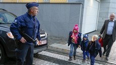 Belgický policista hlídá u koly v centru Bruselu.