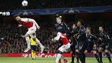 Olivier Giroud z Arsenalu hlavikuje na bránu Dinama Záheb v utkání Ligy...