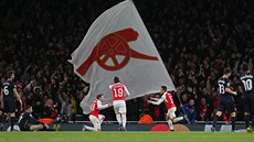 Alexis Sánchez se spoluhrái z Arsenalu Monrealem a Cazorlou slaví gól v utkání...