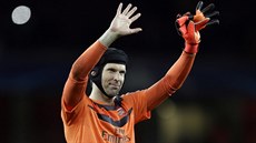 Český brankář Petr Čech zdraví fanoušky Arsenalu po utkání Ligy mistrů s... Český brankář Petr Čech zdraví fanoušky Arsenalu po utkání Ligy mistrů s...
