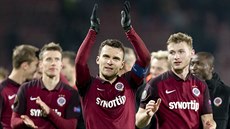 SPARŤANSKÁ RADOST Sparťané v čele s kapitánem Davidem Lafatou zdraví fanoušky... SPARŤANSKÁ RADOST Sparťané v čele s kapitánem Davidem Lafatou zdraví fanoušky...