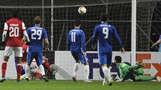 VLASTNÍ GÓL. Liberecký brankář Tomáš Koubek se ohlíží za míčem, který za jeho... VLASTNÍ GÓL. Liberecký brankář Tomáš Koubek se ohlíží za míčem, který za jeho...