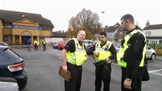 Policisté se v Peterborough pipravují na cestu do terénu.