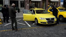 Policisté na Staromstském námstí zadreli nkolik taxiká pro podezení z...