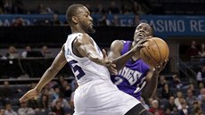 Kemba Walker z Charlotte (vlevo) blokuje Darrena Collisona ze Sacramenta.