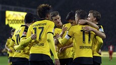 Fotbalisté Borussie Dortmund se radují ze vsteleného gólu.