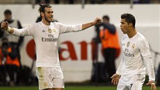 Hvzdní útoníci Realu Madrid se radují z gólu. Vlevo Gareth Bale, vpravo...