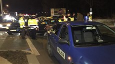 Policisté vyetují nehodu v Kolbenov ulici v Praze (27.11.2015).