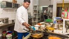 Mohammad Al-Efran díve pracoval v síti indických restaurací v Praze, kde...