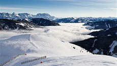 Pohled na rakouské Alpy a údolí zalité mlhou ze stediska Saalbach-Hinterglem
