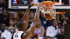 Chris Bosh z Miami smeuje do koe Sacramenta.