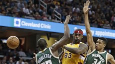 LeBron James (23) z Clevelandu pihrává kolem Jannise Antetokunmpa (34) a...