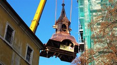 Nov oplechovanou mdnou kupoli stavbai vyzvedli na v kostela.