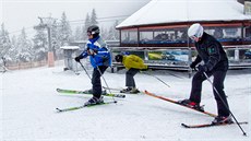 Jako první v esku okusili lyování v nové sezon na erné hoe v Krkonoích...