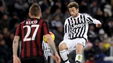 Claudio Marchisio z Juventusu Turín (elem) v souboji o mí s Jurajem Kuckou z...