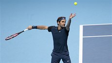 Roger Federer bhem semifinále Turnaje mistr, v nm vyzval Stana Wawrinku.