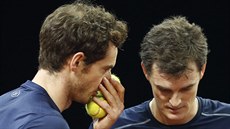 BRATE, UDLÁME TO TAKHLE. Andy Murray (vlevo) a Jamie Murray diskutují bhem...