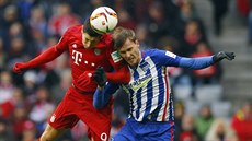 Robert Lewandowski (vlevo) z Bayernu Mnichov a Sebastian Langkamp z Herthy...