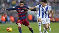 Lionel Messi z Barcelony (vlevo) a Yuri Berchiche ze San Sebastianu v souboji o...