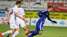 Olomoucký David Houska (v modrém) v duelu se Slováckem