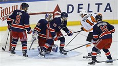 Sean Couturier z Philadelphie (s íslem 14) skóruje do sít New Yorku Rangers.