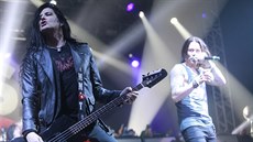 Slashv baskytarista Todd Kerns (Praha, 19. listopadu 2015)