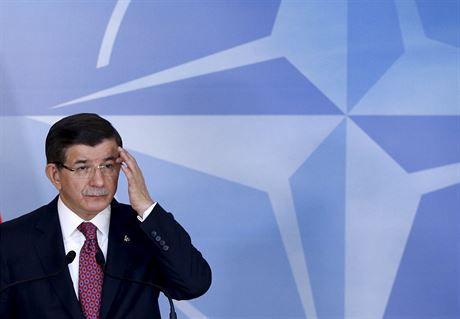 Turecký premiér Ahmet Davutoglu po jednání v centrále NATO v Bruselu (30....