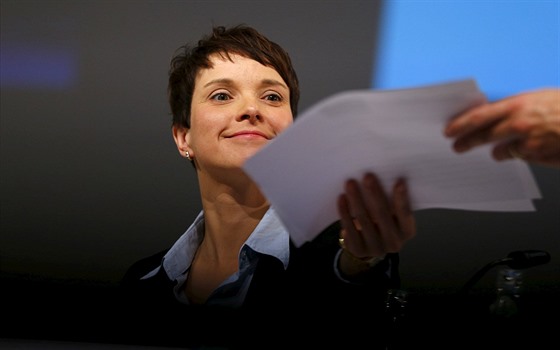 Frauke Petryová na sjezdu AfD v Hannoveru (28. listopadu 2015)