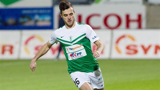Jablonecký Martin Pospíšil vede míč. Jablonecký Martin Pospíšil vede míč.