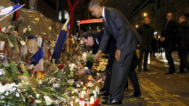 Americk prezident Barack Obama spolu s francouzskm prezidentem Francoisem Hollandem uctili u klubu Bataclan pamtku obt nedvnch teroristickch tok v Pai (29.11.2015)