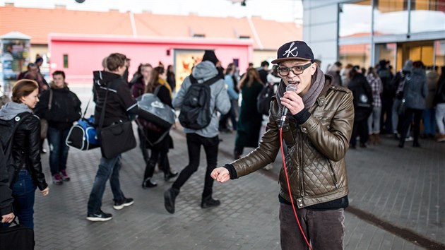 Jihoesk reggae kapela Pub Animals hrla v pondl v sedm hodin rno na eskobudjovickm autobusovm ndra, aby zpjemnila lidem cestu prce. Na netradinch koncertech pedstavuje psn, kter vyjdou v beznu na nov desce.