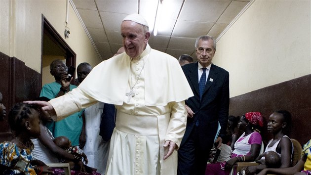 Pape Frantiek na nvtv nemocnice v Bangui (30. listopad 2015)