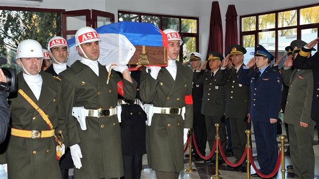 Rut a turet dstojnci salutuj, zatmco tureck estn str nese rakev s pilotem Pekovem. (30. listopadu 2015)