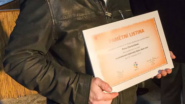 Petr tvrtnek s certifiktem dokldajcm, e pomohl prask zoo pedstavit veejnosti likr Slon mo.