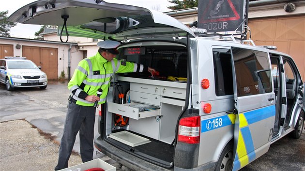 Policist pedstavili v Olomouci st z nov techniky, kterou letos pevzali. Mimo jin jde o specil pro dopravn policii se signalizan tabul a dalm vybavenm.